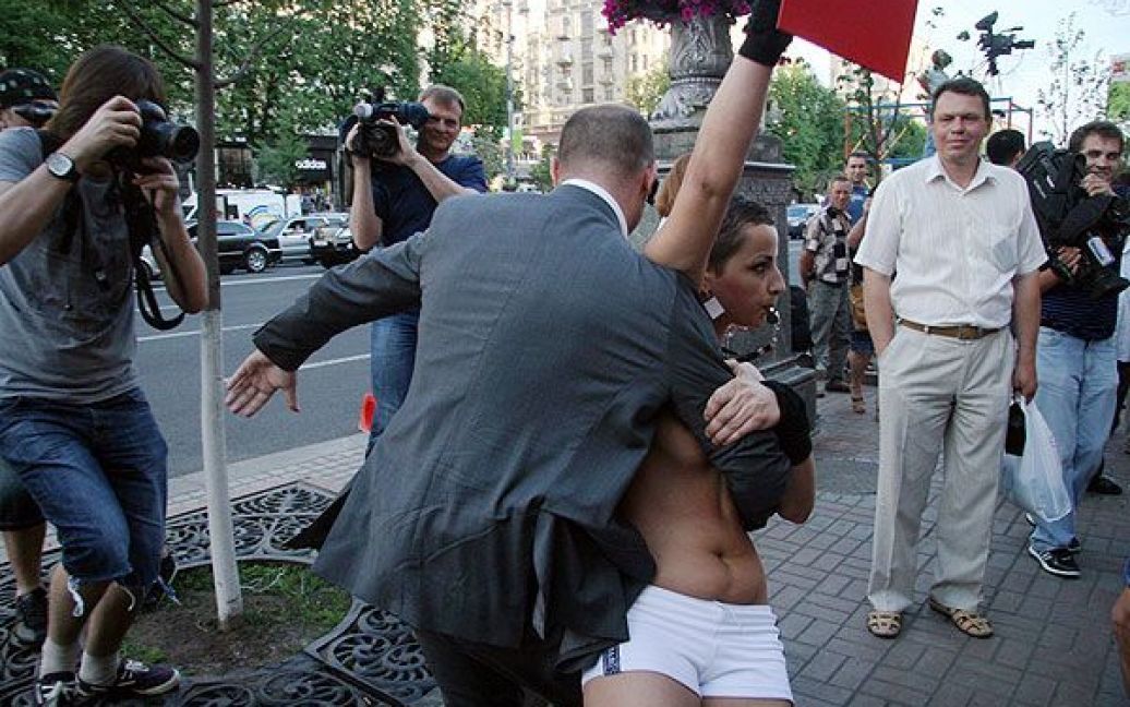Після втручання служби безпеки епатажній дівчині довелося піти. / © Жіночий рух FEMEN