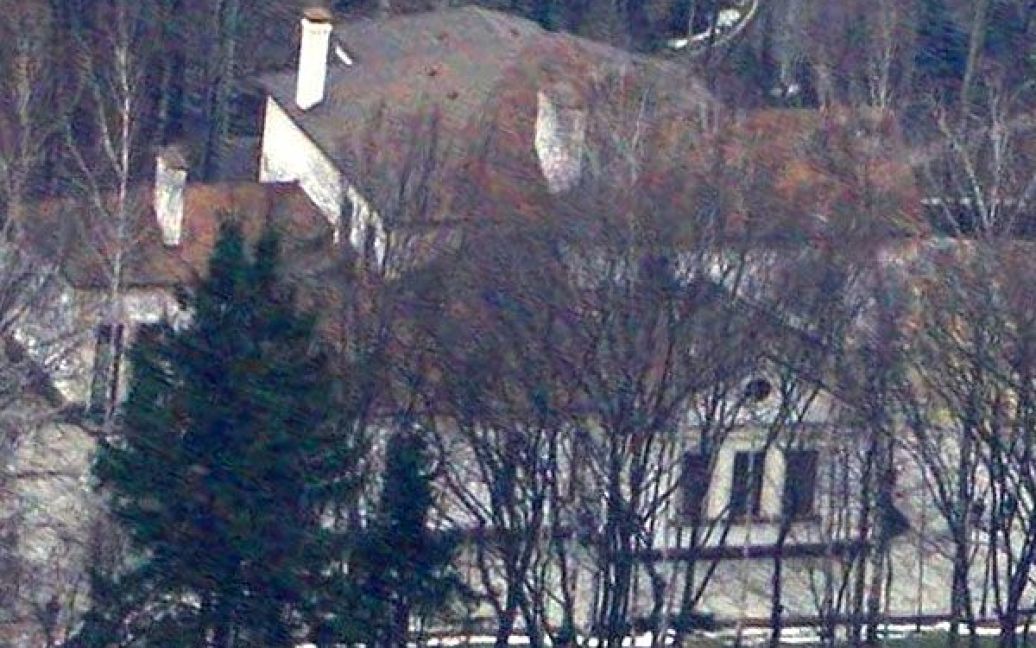Один з найбільших на території "Межигір&#039;я" - чотириповерховий будинок. За деякими даними - це так званий клубний будинок. / © Українська правда