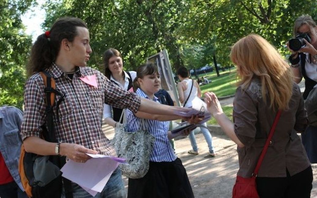 Поліція затримала десятки лесбіянок, які проводили поодинокі пікети проти гомофобії у центрі Москви. / © www.ikd.ru