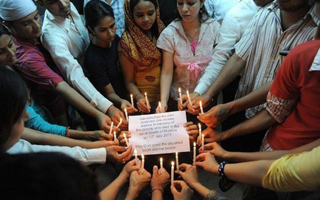 Індія, Ахмедабад. Індійці ставлять свічки у пам&#039;ять про загиблих і поранених під час вибухів в Мумбаї. В результаті потрійного вибуху бомби, загинуло 17 осіб. / © AFP