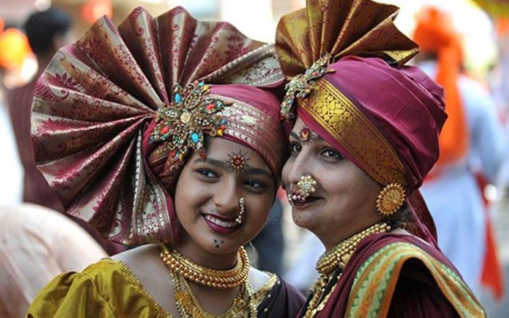 Індія, Мумбаї. Індійські жінки, одягнені у традиційний одяг беруть участь в процесії на честь "Гуді Падва", або махараштріанського Нового року в Мумбаї. Цей день означає закінчення збору врожаю і початок нового року. / © AFP