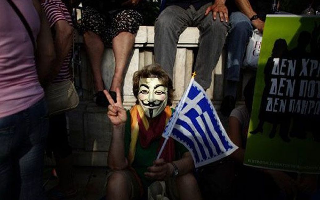 Греція, Афіни. Демонстранти беруть участь в акції протесту перед парламентом Греції проти нового пакета заходів жорсткої економії в Афінах. / © AFP
