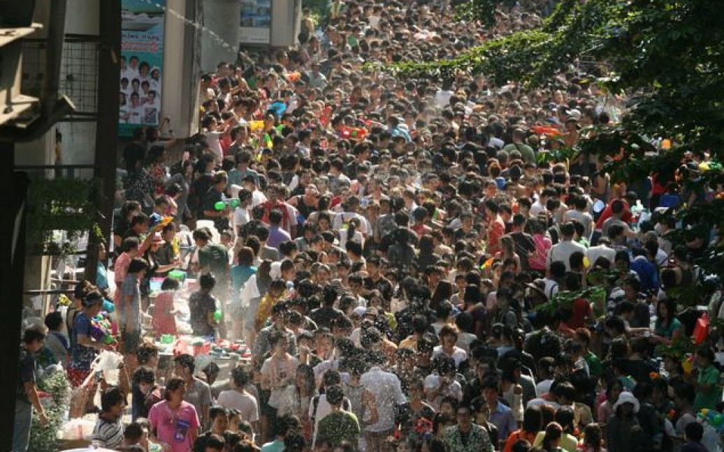 В перестрілці, що пройшла поряд з одним з найбільших торгових центрів Таїланду, взяли участь 3477 осіб / © The Bangkok Post