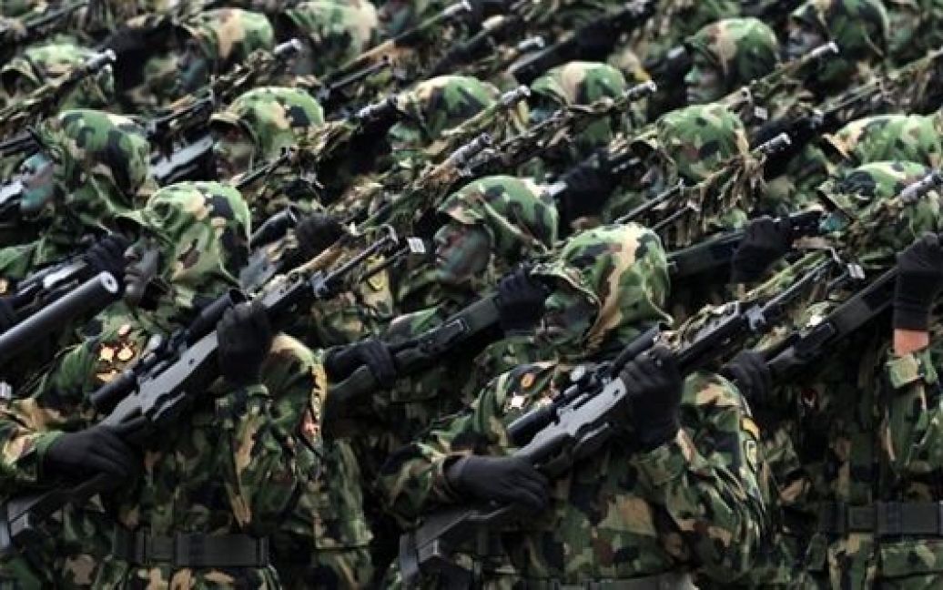 Шрі-Ланка, Коломбо. Снайпери армії Шрі-Ланки беруть участь в Параді Перемоги в Коломбо. / © AFP