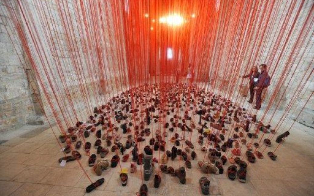 Франція, Мелле. Люди роздивляються роботи японського художника Тихарі Сіота "Діалог з ДНК", виставлені на 5-тій міжнародній бієнале сучасного мистецтва в Мелле. / © AFP
