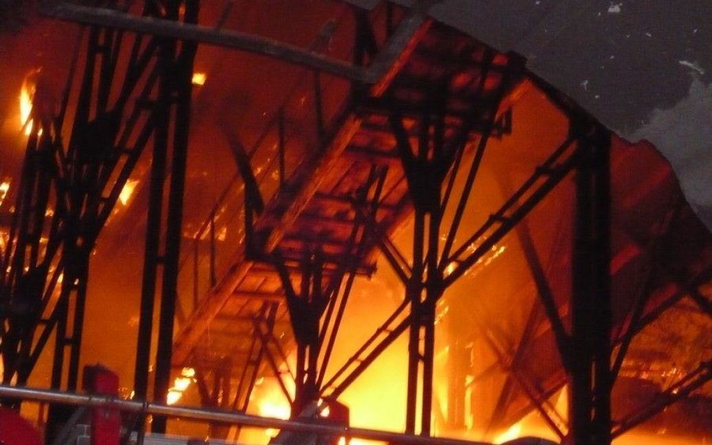 Масштабна пожежа сталась в центрі Києва: Хрещатик горів і вибухав, метро димилося, а люди тікали в паніці / © bilozerska.livejournal.com