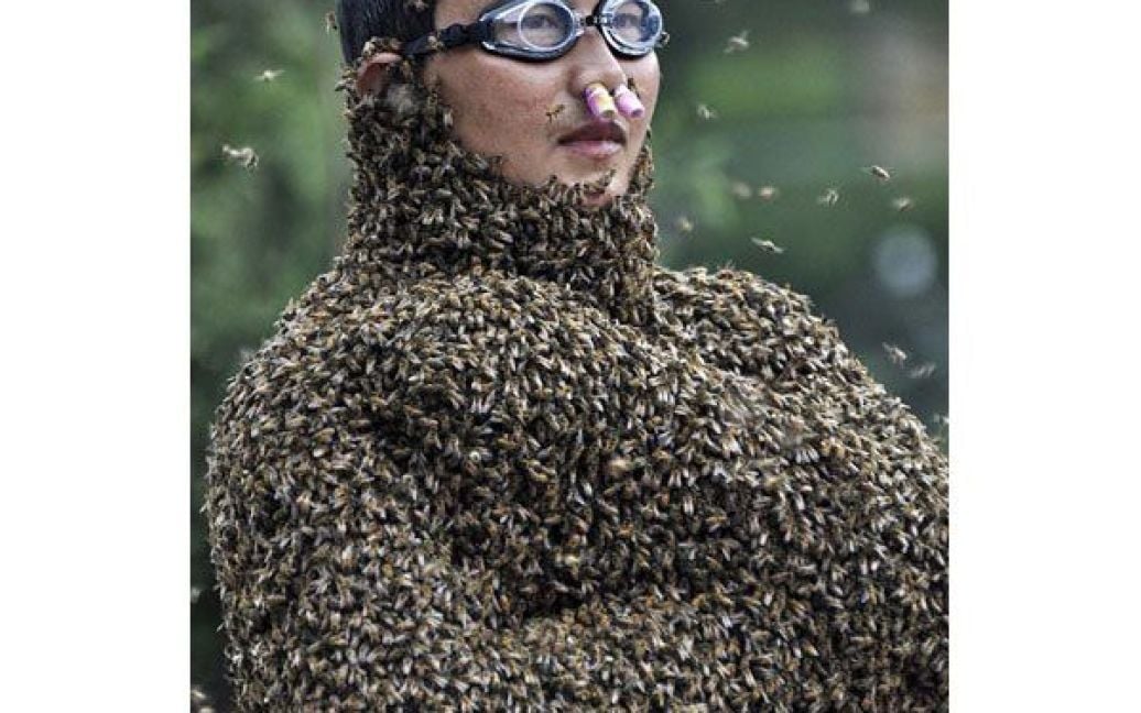 Бджоляри були одягнені лише у білизну та окуляри. / © bigpicture.ru