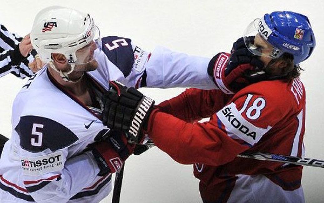 Словаччина, Братислава. Американський хокеїст Марк Стюарт б&rsquo;ється з чеським гравцем Майклом Фролеком під час чвертьфінальної гри Чемпіонату світу з хокею IIHF. / © AFP