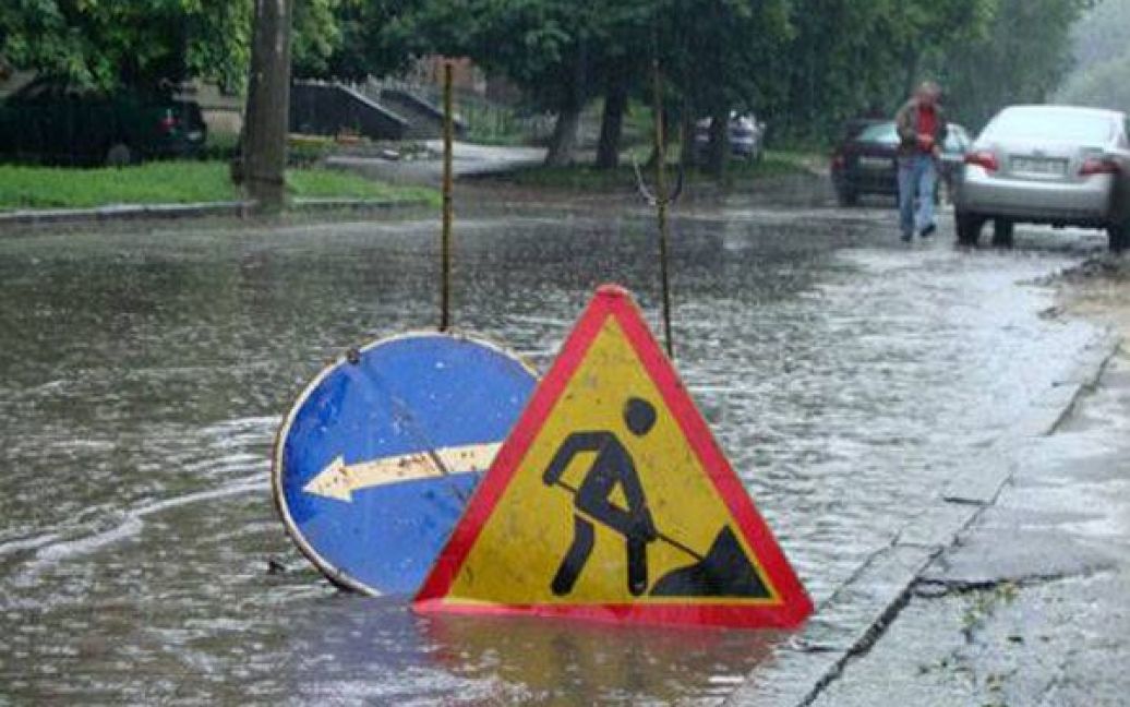 Потужні зливи перетворили вулиці Житомира на річки. / © Журнал Житомира