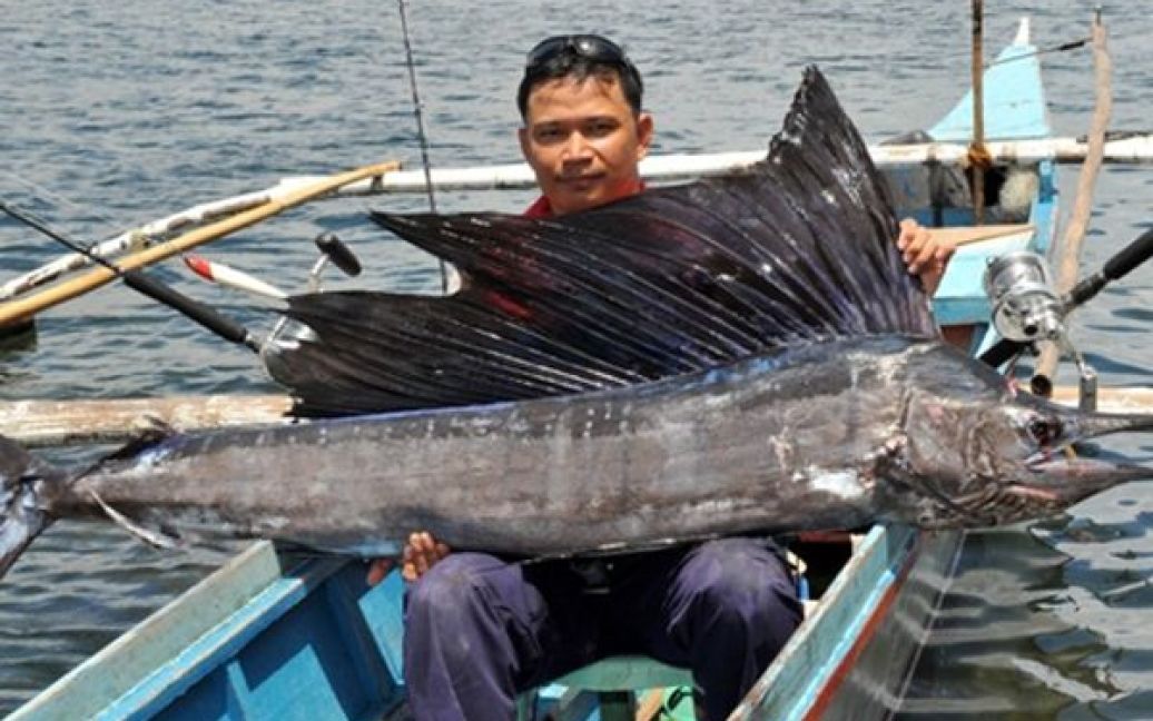 Філіппіни, Пілар. Переможець четвертого Міжнародного турніру з рибної ловлі фотографується із своїм трофеєм. Щороку у цьому триденному турнірі беруть участь рибалки з 16 країн. / © AFP