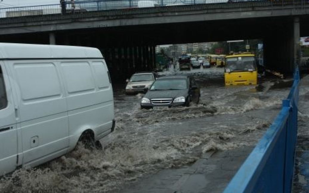 У Києві через сильні зливи було затоплено кілька вулиць, на дорогах маршрутки плавали по вікна у воді. / © Сегодня
