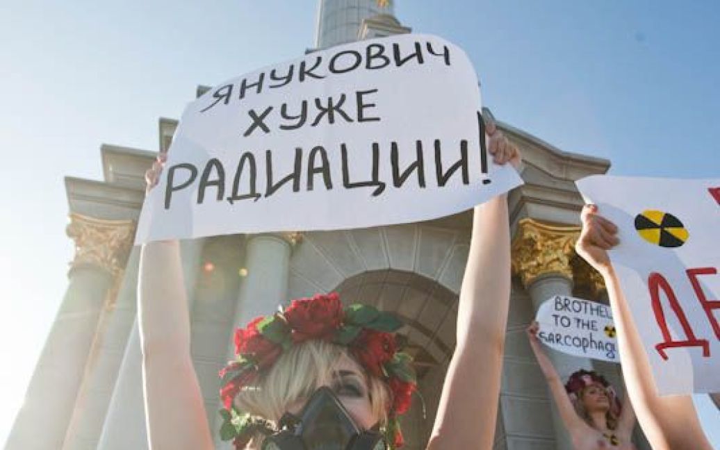 FEMEN закликала "похоронити Януковича, Азарова та інші продукти розпаду демократії десь за межею зони політичного відчуження". / © femen.livejournal.com