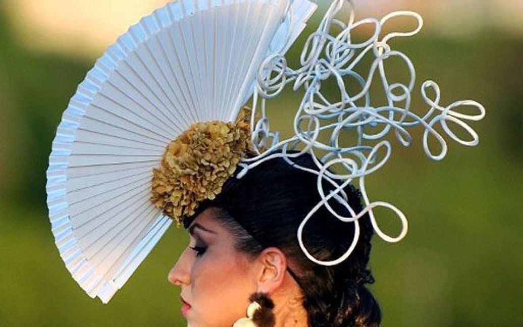 Іспанія, Севілья. Модель демонструє капелюх під час модного показу "Moda de Sevilla", який провели на мосту Тріана в Севільї. / © AFP