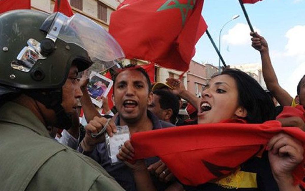 Марокко, Касабланка. Понад 5000 людей взяли участь в акції протесту у Касабланці. Незважаючи на ухвалення нової конституції, яка обмежує абсолютну владу короля Мохаммеда VI, демонстранти стверджують, що ця нова конституція є фальшивкою. / © AFP