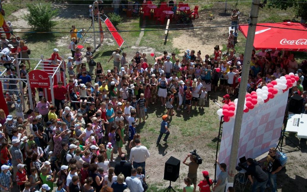 З нагоди Міжнародного дня захисту дітей Віталій Кличко відкрив у місті Березань перший з 12 дитячих спортмайданчиків програми "Клич друзів &ndash; граймо разом!" / © www.klitschko.com