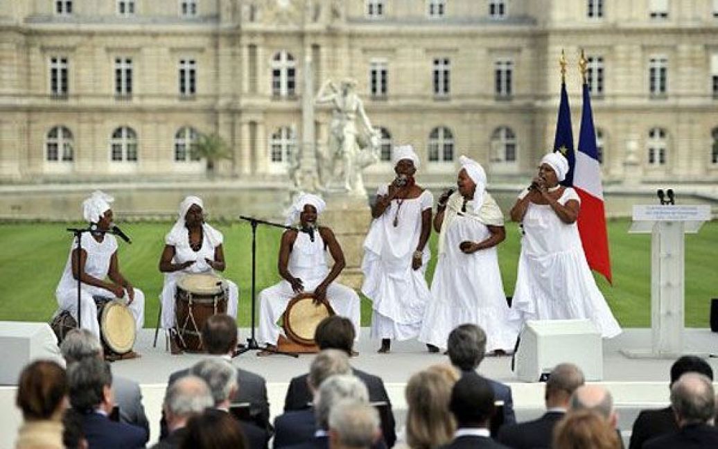 Франція, Париж. Танцювальна група з французької Вест-Індії виступає в Люксембурзьких садах у Парижі під час церемонії на честь скасування работоргівлі у Франції у 1848 році. / © AFP