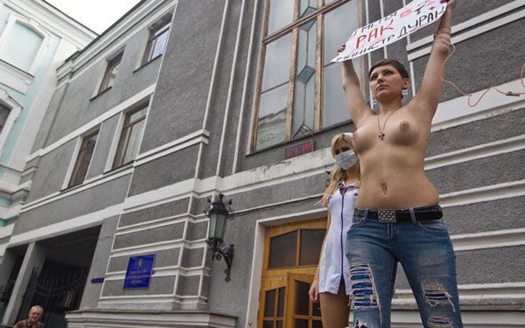 FEMEN вимагали від влади жорсткої розправи з медичною мафією і покращення медичного обслуговування. / © Жіночий рух FEMEN