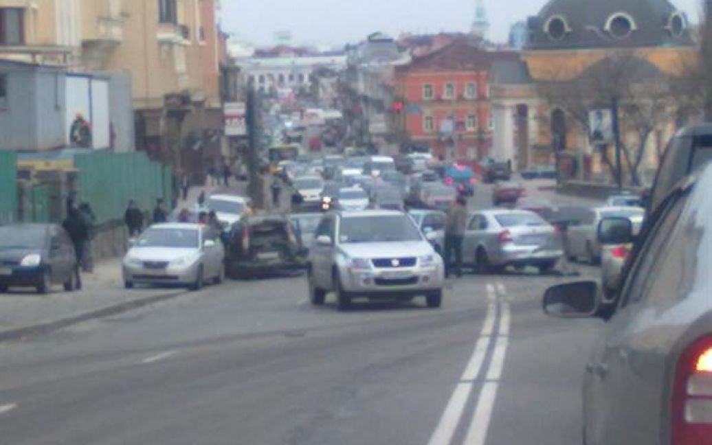 У центрі Києва на Поштовій площі сталася жахлива ДТП за участю декількох автомобілів. / © kiev.vgorode.ua