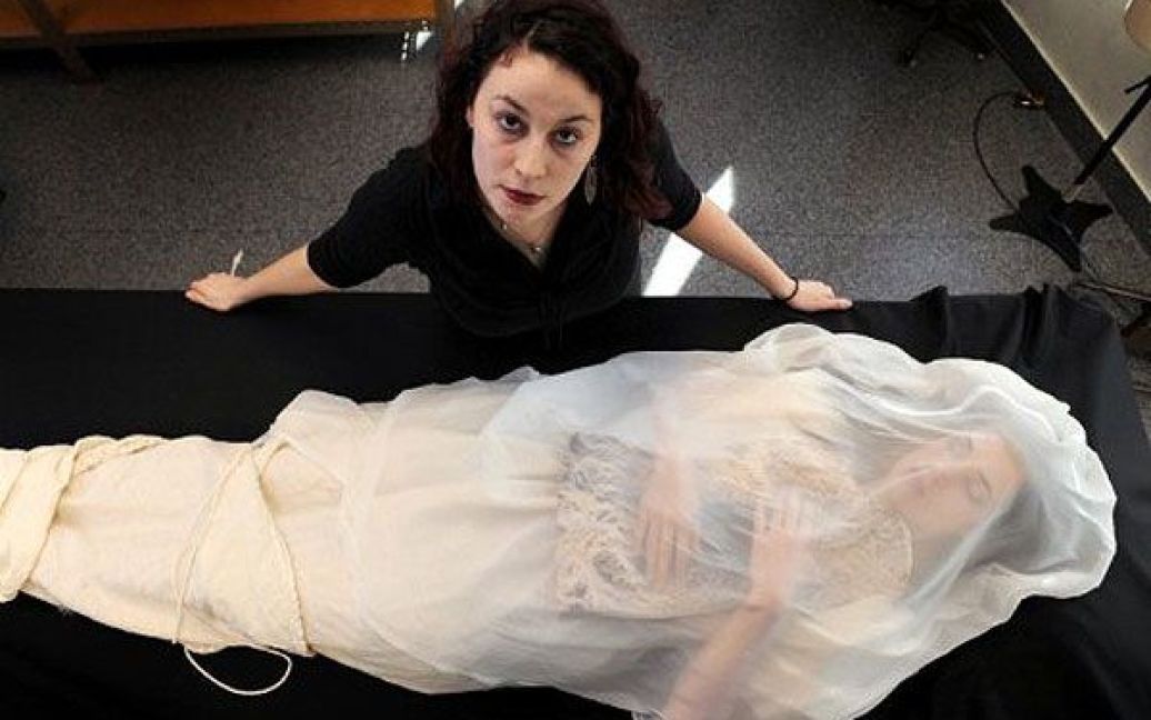 Австралія, Мельбурн. Модельєр Піа Інтерланді та модель Террін Хандкок демонструють вбрання, призначене для поховання людей. Піа Інтерланді створює дизайнерські савани. / © AFP