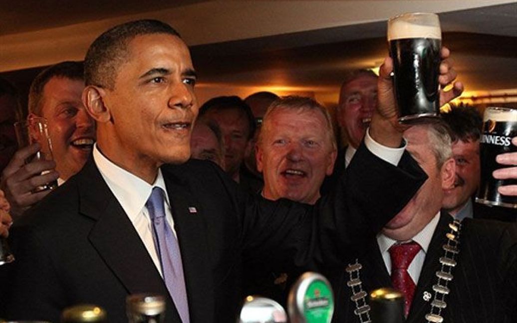 Барак Обама з дружиною Мішель скуштували пива Guinness в одному з двох пабів Монігалла. / © AFP
