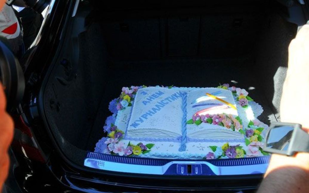 У багажнику автомобіля Дарки Чепак лежав багатокілограмовий торт з написом "З днем журналіста". / © gazeta.ua
