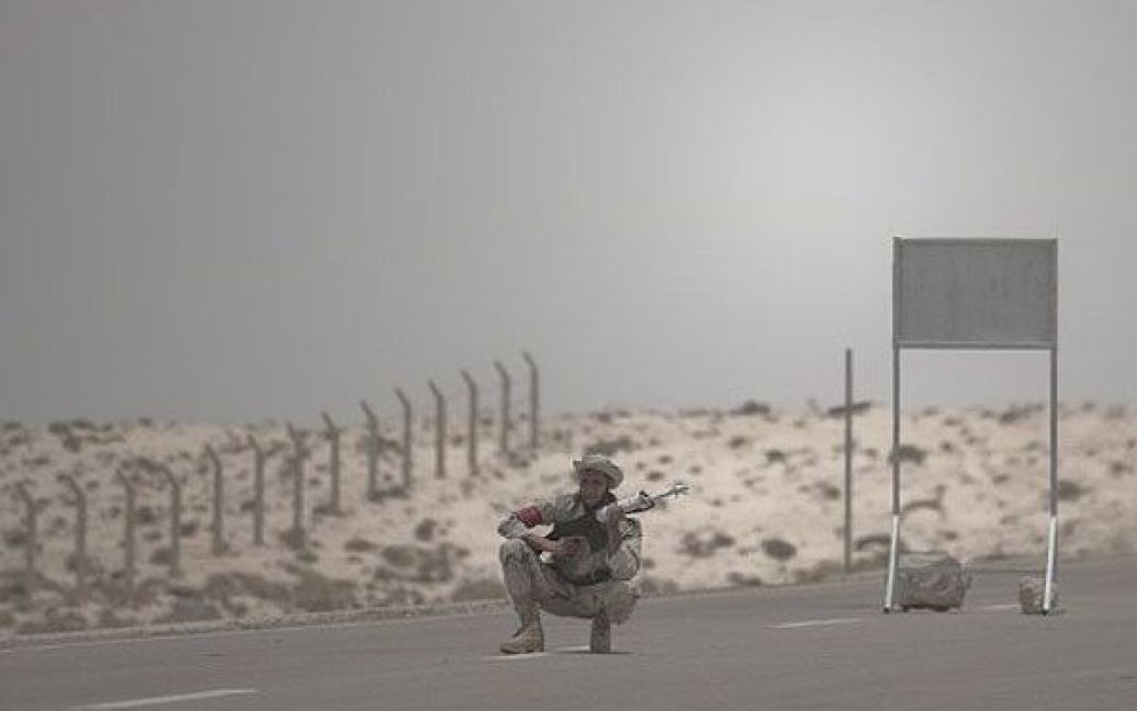 Лівійська Арабська Джамахірія, Аждабія. Лівійський повстанець здійснює патрулювання на контрольно-пропускному пункті поблизу міста Аждабія на лінії фронту, де триває боротьба за контроль над стратегічним містом Брега. / © AFP
