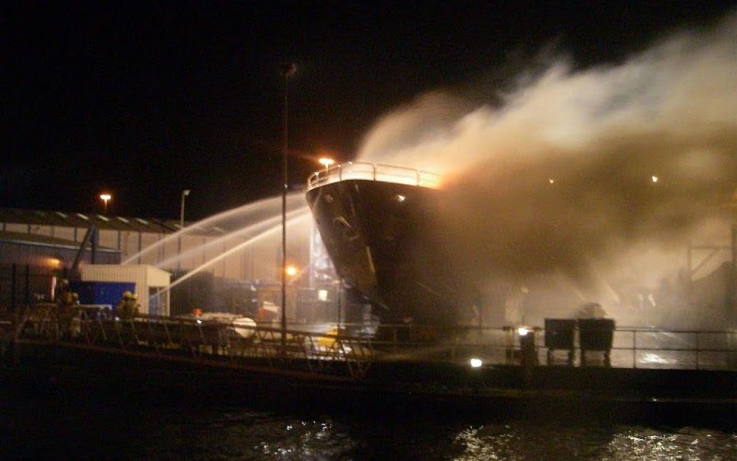 Одна з найбільш розкішних яхт світу Sunseeker, вартістю 19,5 млн доларів, згоріла на очах у власника, мексиканського мільярдера. / © Picasaweb.google.com
