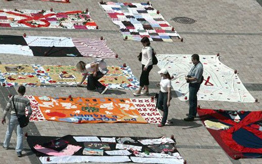 Під час акції "Імена" площу вкриють 300-метровими квілтами (меморіальними полотнами), власноруч створеними ВІЛ-позитивними людьми. / © УНІАН