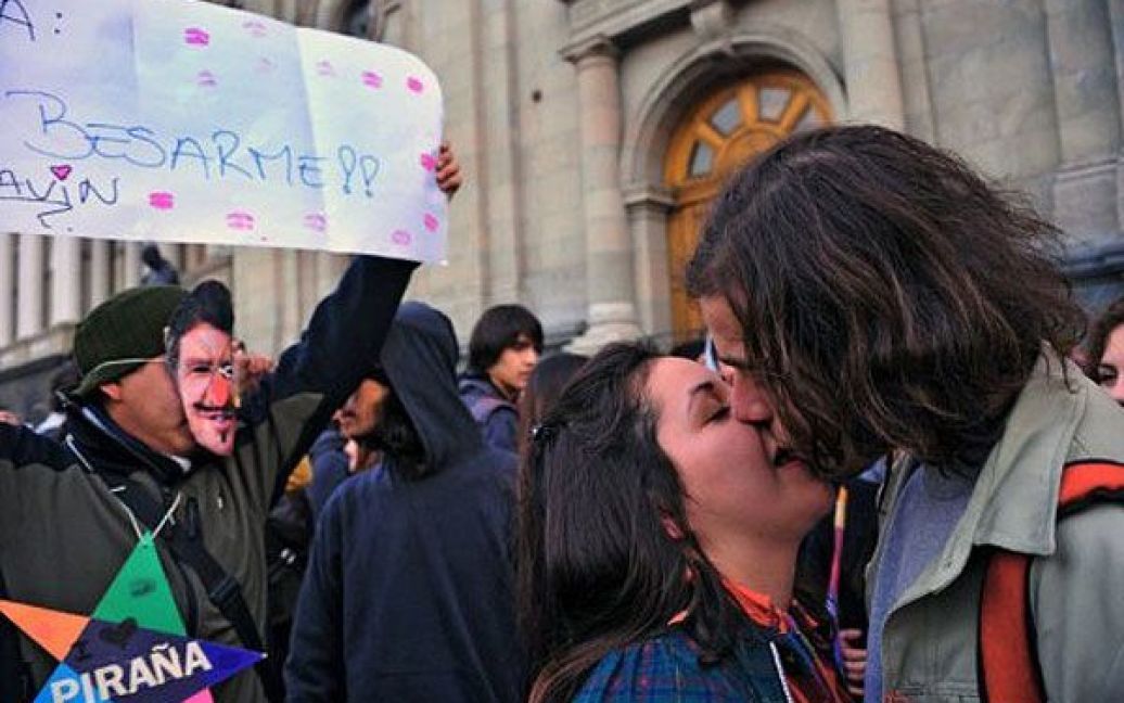 Чилі, Сантьяго. Студенти цілуються під час проведення акції протесту "Вечірка поцілунків" в Сантьяго. Сотні студентів протестували проти реформи освіти в країні та скорочення бюджету на освіту. / © AFP
