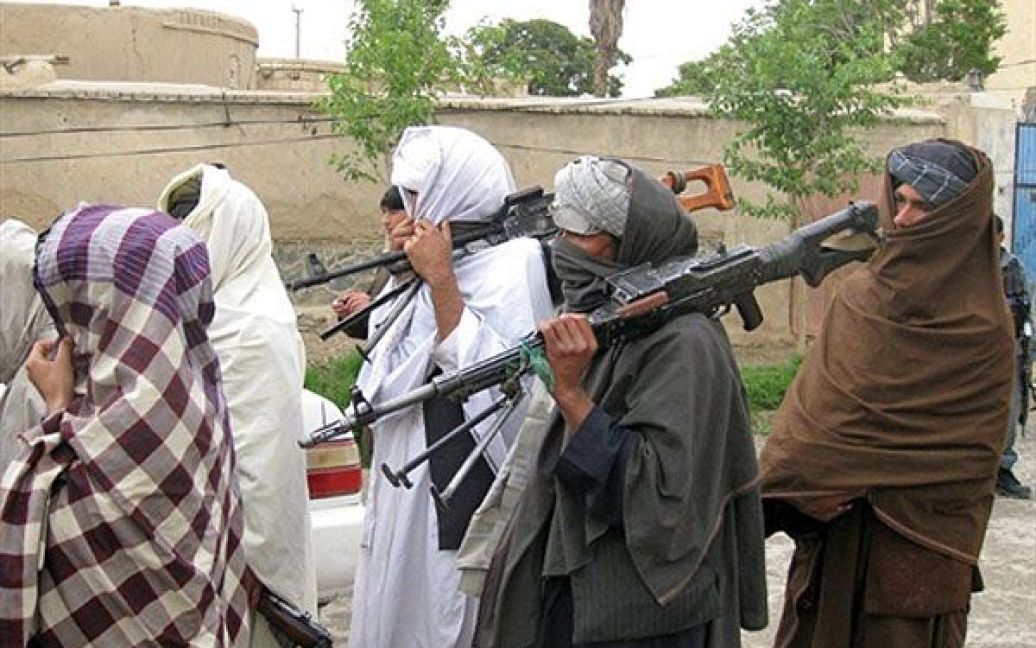 Афганістан, Кандагар. Бойовики "Талібану" здають зброю перед зустріччю з афганськими урядовцями, що відбулась в рамках програми мирних переговорів та реінтеграції в Кандагарі. Сотня бойовиків "Талібану" погодилась взяти участь у мирній ініціативі. Фото AFP / © AFP