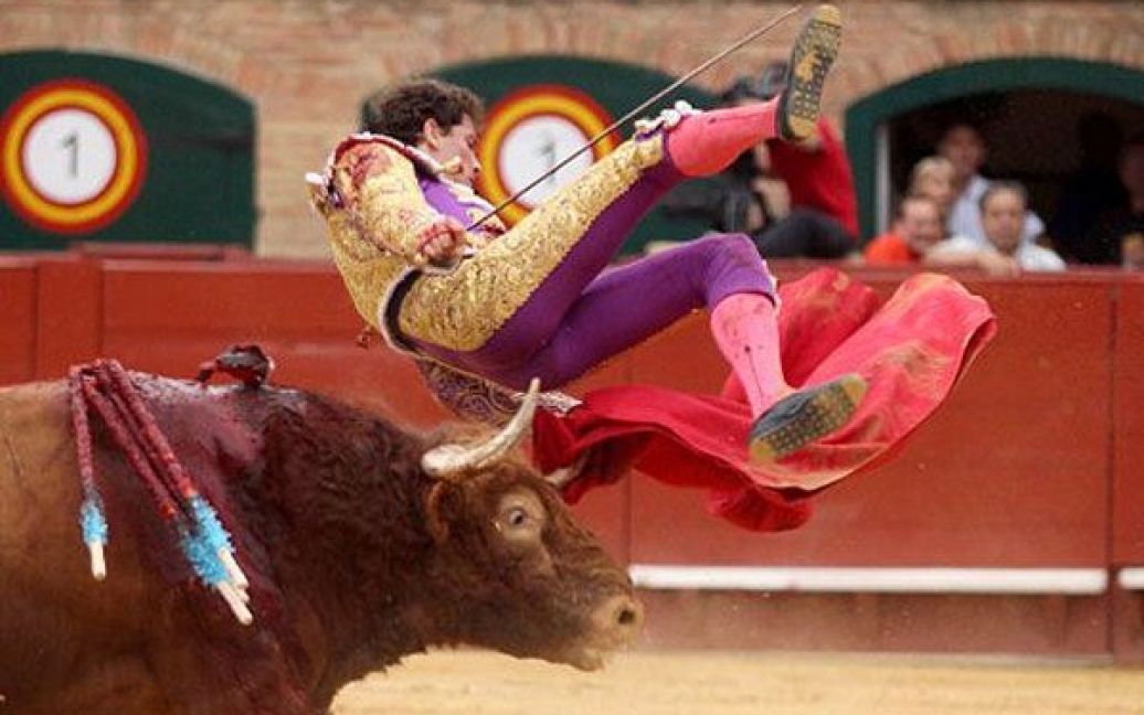 Іспанія, Валенсія. Мексиканського тореадора Артуро Салдівара підняв на роги бик під час кориди у Валенсії. / © AFP
