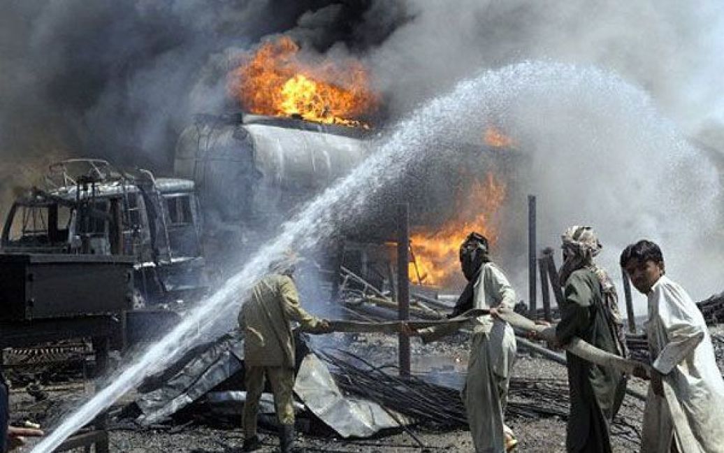 Пакистан, Кветта. Пакистанські пожежні намагаються загасити палаючий нафтовий танкер НАТО після нападу бойовиків на околиці міста Кветта. Бойовики підпалили нафтовий танкер з паливом для військ НАТО в Афганістані та вбили водія. / © AFP
