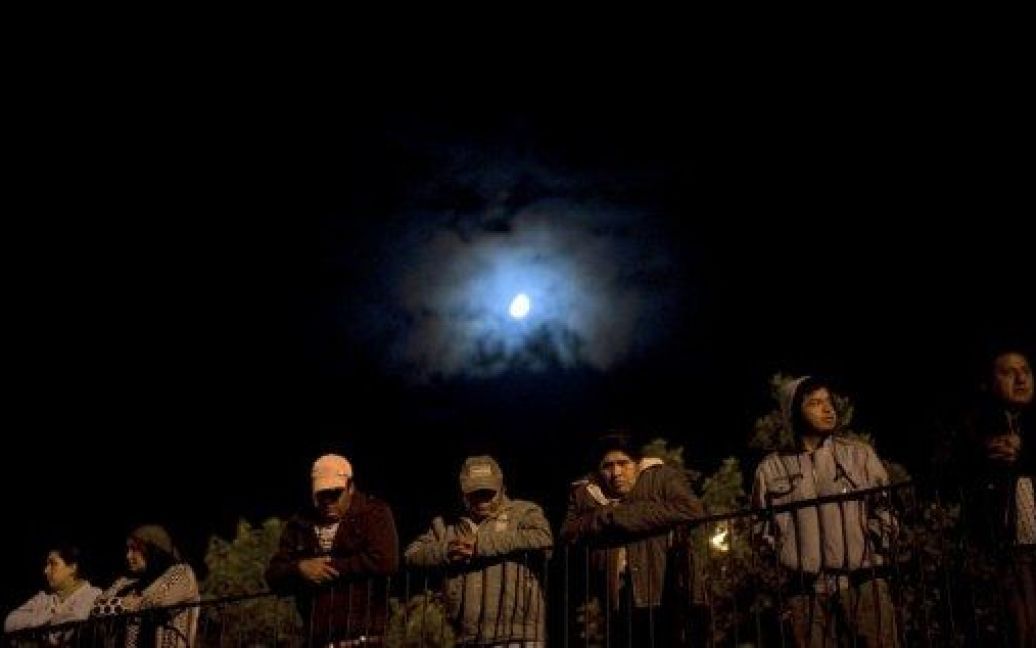 Тисячі мешканців міста Лорка в Іспанії провели ніч під відкритим небом після найпотужнішого за останні півстоліття землетрусу. / © AFP