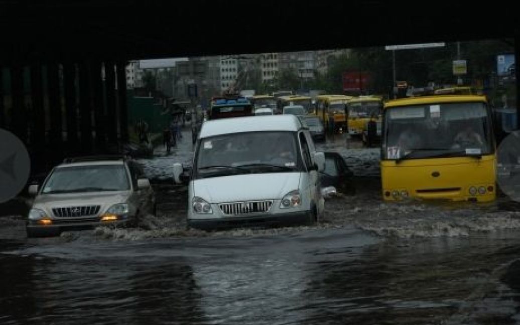 У Києві через сильні зливи було затоплено кілька вулиць, на дорогах маршрутки плавали по вікна у воді. / © Сегодня