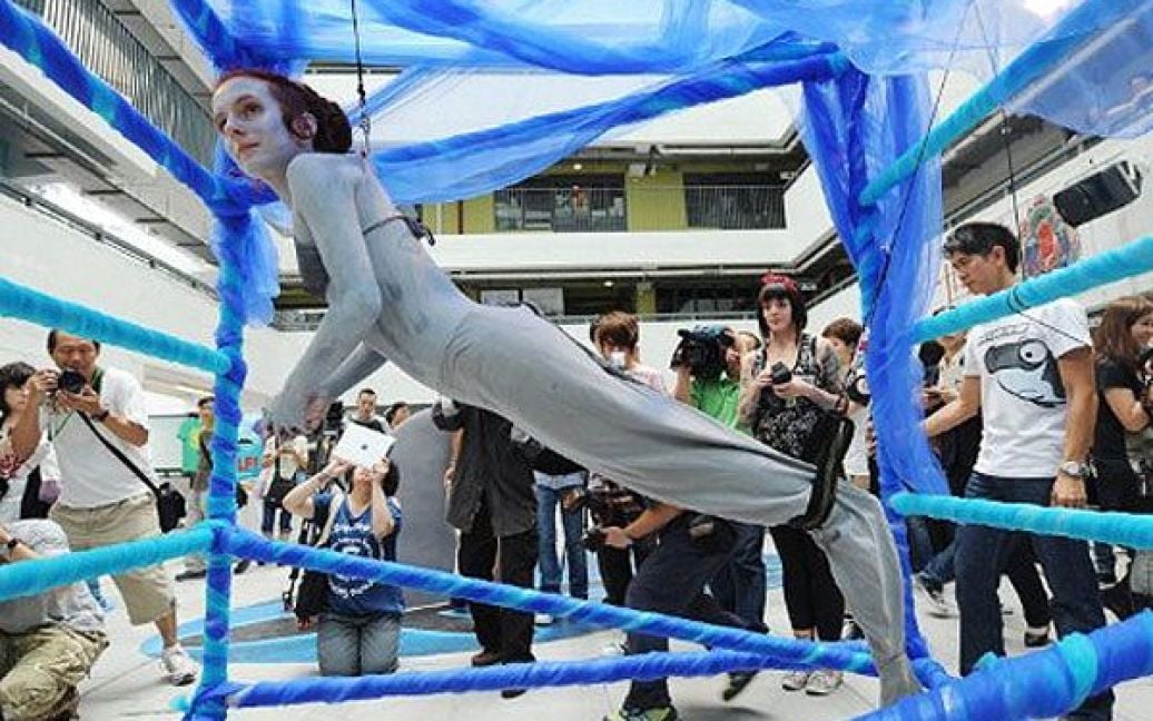 У Гонконгу артистку Еліс Ньюстід підвісили на крюках під час акції на захист акул. / © AFP