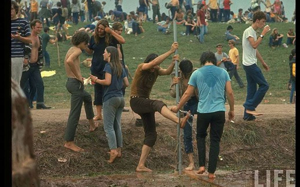 Журнал Life оприлюднив унікальні фотографії легендарного музичного фестивалю Вудсток, який відбувся у серпні 1969 року / © LIFE