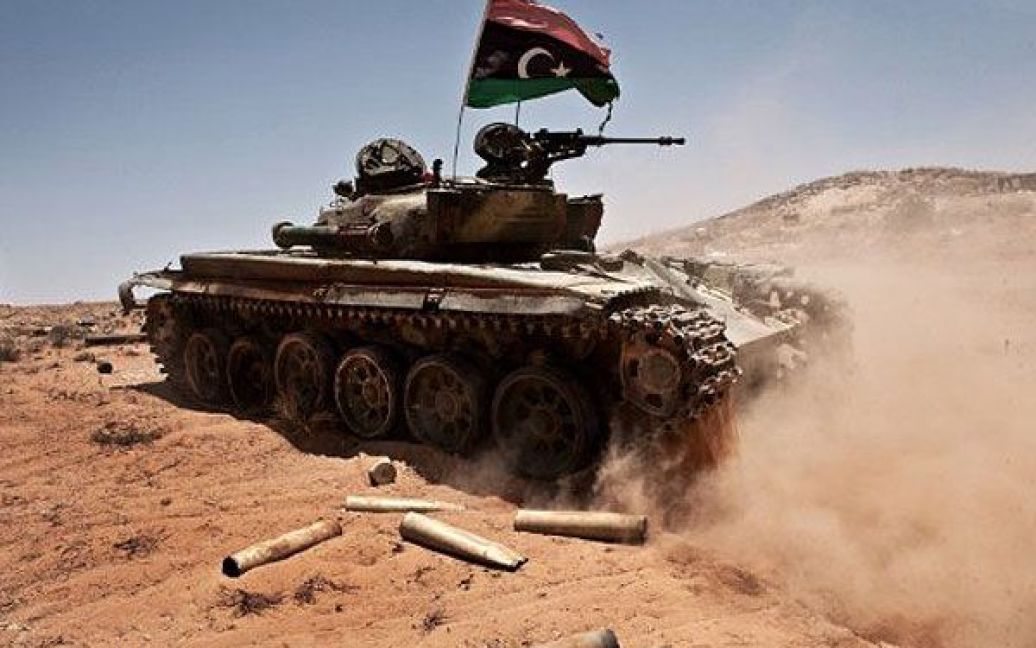 Лівійська Арабська Джамахірія, Гуаліш. Танк повстанців бере участь у військових діях поблизу Тріполі. Сили НАТО припинили натиск на лівійську столицю. / © AFP