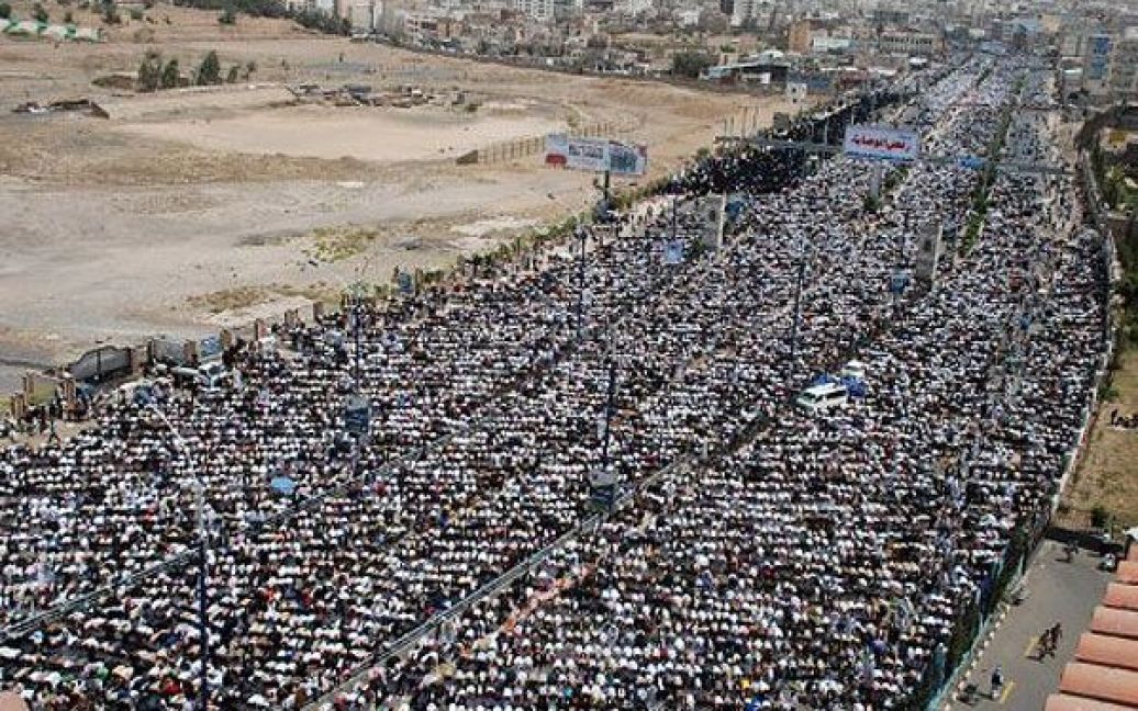 Ємен, Сана. Десятки тисяч єменських антиурядових демонстрантів беруть участь у щотижневій п&#039;ятничній молитві в Сані. / © AFP