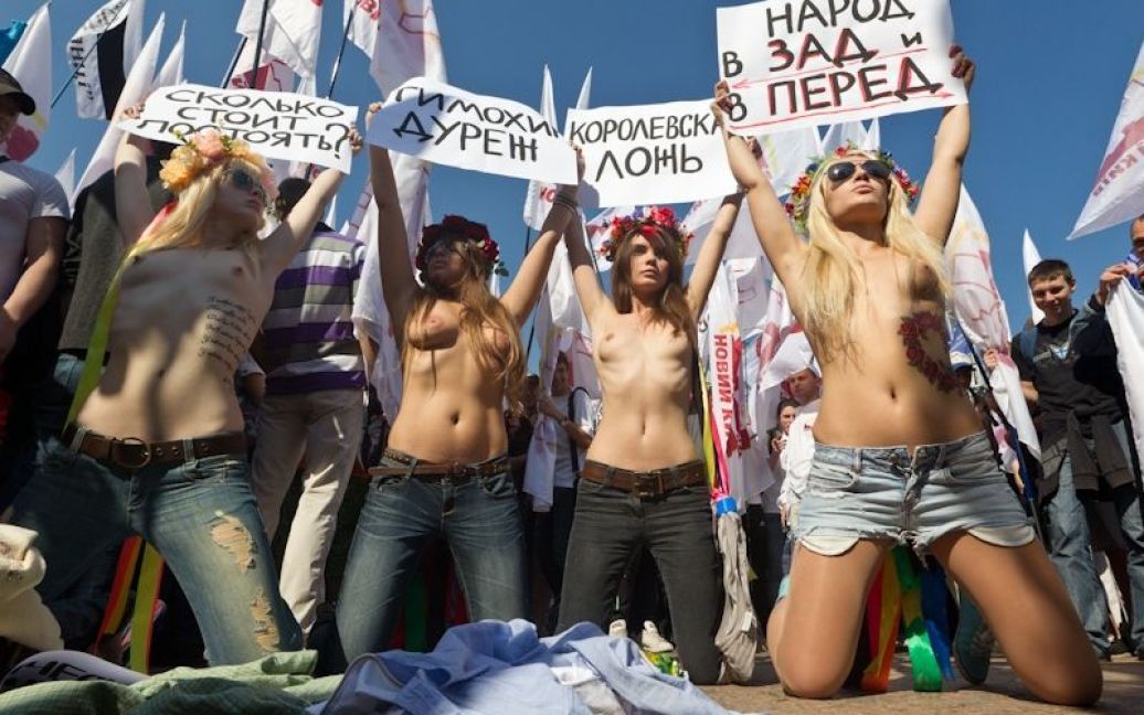 Дівчата тримали в руках плакати з написами "Народ &ndash; взад и вперед", "Сколько стоит постоять?"та інші. / © Жіночий рух FEMEN