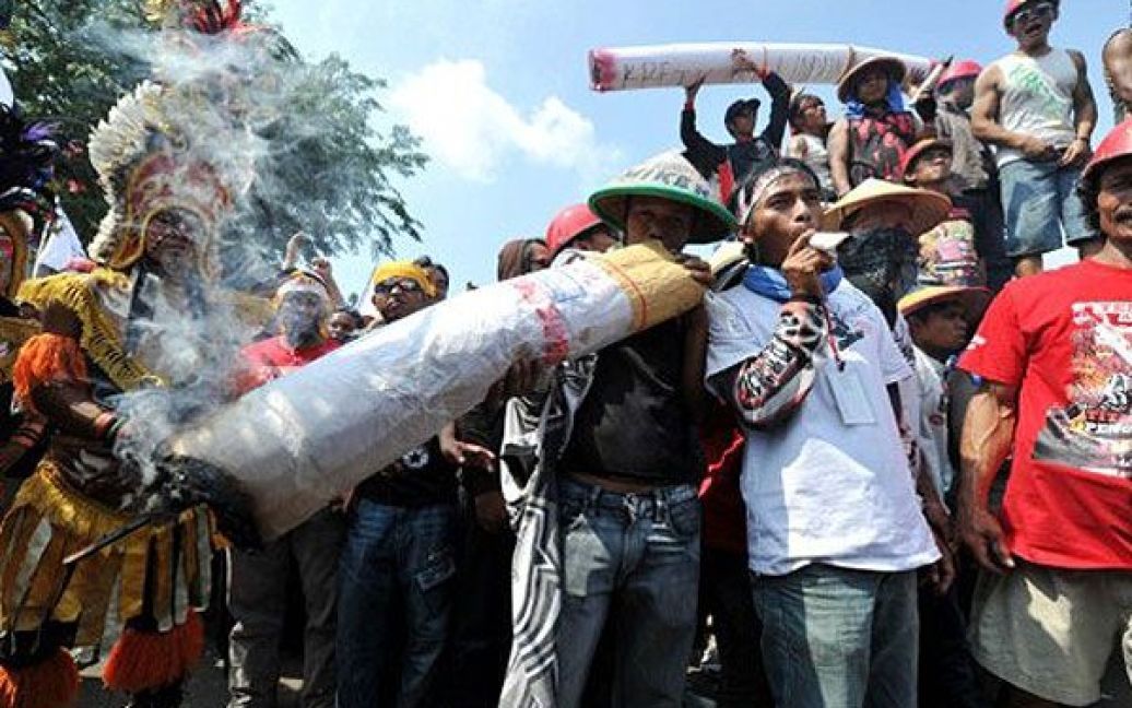 Індонезія, Джакарта. Індонезійські виробники тютюну і гвоздики беруть участь в акції протесту проти нового Положення про сигарети Міністерства охорони здоров&#039;я Індонезії. За даними ВОЗ, куріння щороку вбиває не менше 400 тисяч осіб, ще 25 тисяч помирають від пасивного куріння. / © AFP