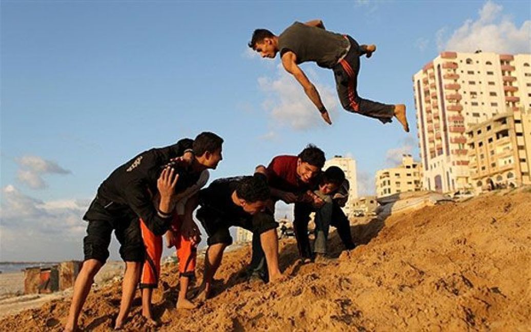 Місто Газа. Палестинська молодь стрибає на пляжі міста Газа. / © AFP