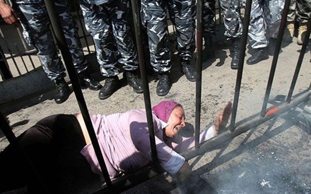 Ліван, Бейрут. Ліванська жінка, чий син перебуває у в&#039;язниці, кричить, лежачи на землі під час акції протесту родичів ув&#039;язнених перед судом в Бейруті. Двоє ув&#039;язнених загинули під час штурму поліцією найбільшої в&#039;язниці Лівану. / © AFP