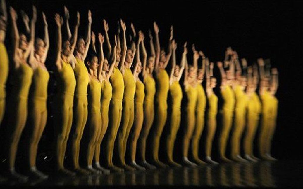 Франція, Монпельє. Танцюристи Королівського балету Фландрії виконують виставу "Артефакт" хореографа Вільяма Форсайта (США) під час проведення в Монпельє 31-го фестивалю "Монпельє Данс". / © AFP