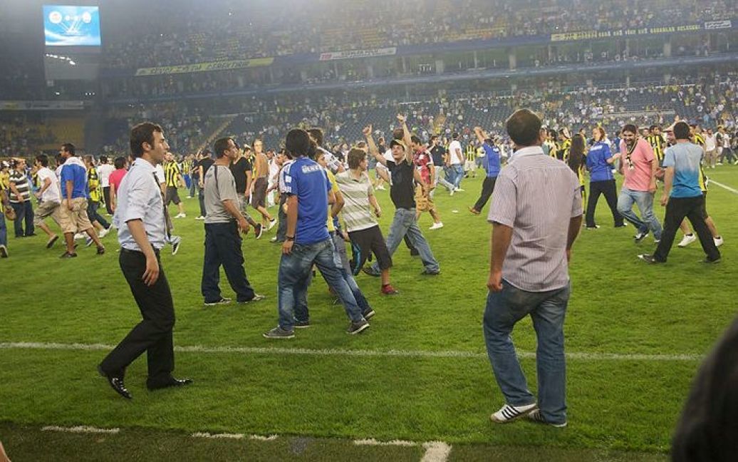 На 68-й хвилині гру було припинено через те, що сотні фанатів прорвалися на газон і футболісти "Шахтаря" швидко відправилися у роздягальню. / © ФК "Шахтар"