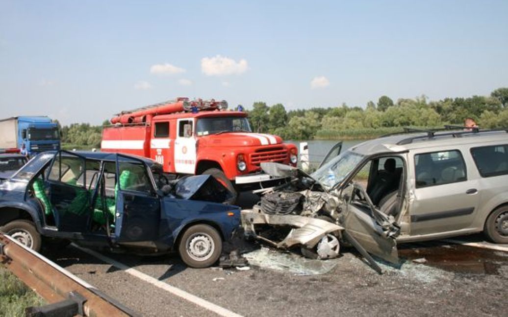 Водій автомобіля "Рено-Логан" з невідомих поки причин виїхав на смугу зустрічного руху, внаслідок чого зіткнувся "лоб-у-лоб" з ВАЗ-2107 і зачепив ВАЗ-21099. / © ДАІ МВС