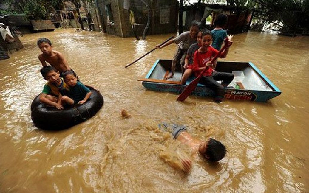 Від тропічного шторму "Легіон" на Філіппінах потерпають десятки тисяч людей. / © AFP