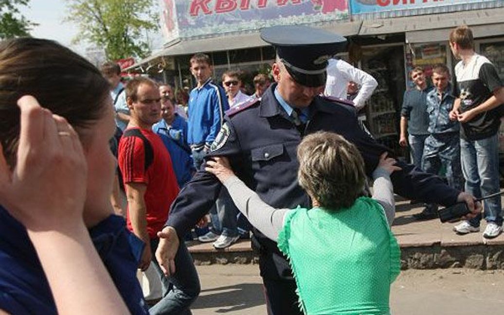 Близько 50 підприємців зробили спробу перешкодити демонтажу кіосків вздовж Броварського проспекту. Кілька активістів були затримані. / © УНІАН