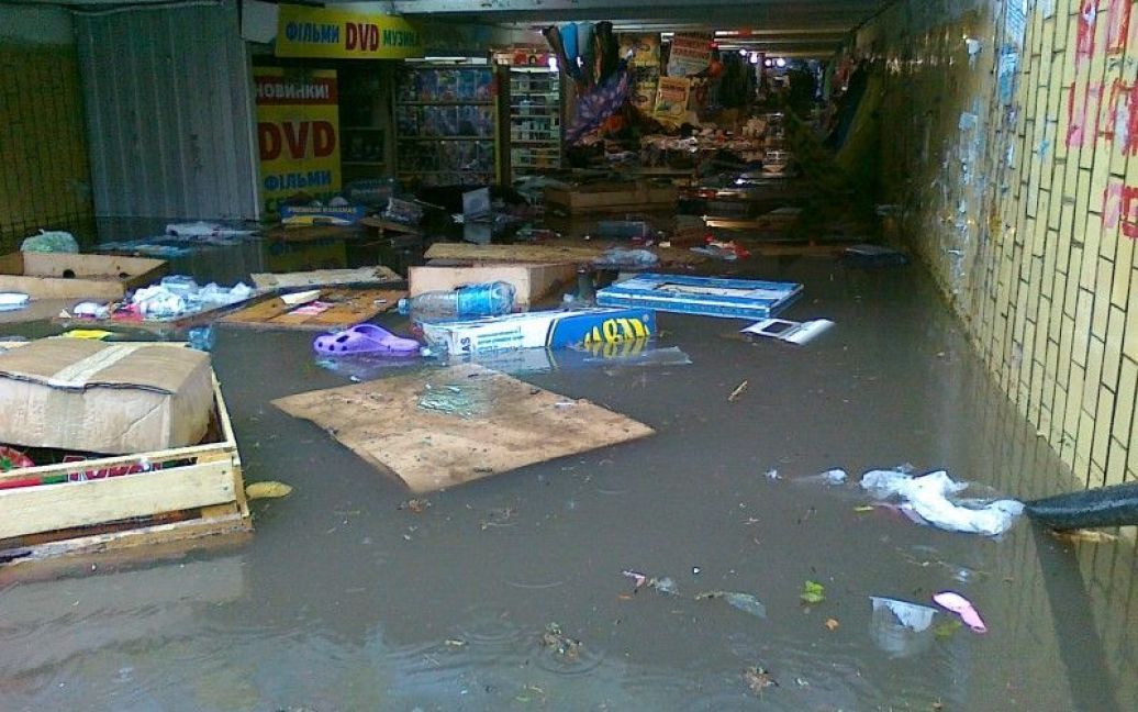 У Києві через сильні зливи було затоплено кілька вулиць, на дорогах маршрутки плавали по вікна у воді. / © http://forum.autoua.net