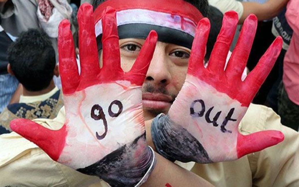 Ємен, Таїс. Антиурядовий єменський демонстрант показує долоні, пофарбовані у національні кольори під час акції протесту, на якій лунали заклики до повалення президента Ємену Алі Абдалли Салеха. / © AFP