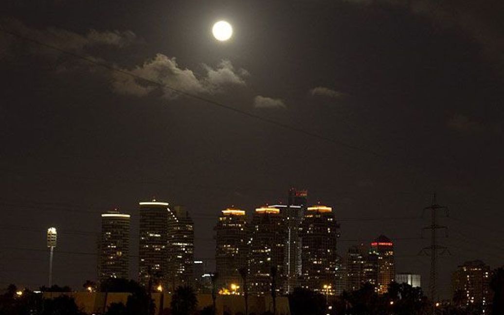 Перше повне місячне затемнення 2011 року стало рекордним, найдовшим за майже 11 років - Місяць був повністю закритий тінню близько 100 хвилин. / © AFP